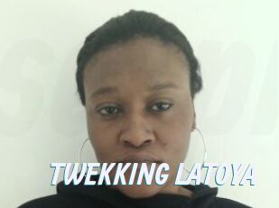 TWEKKING_LATOYA